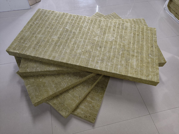 巖棉板在施工中獲得了廣泛的應用
