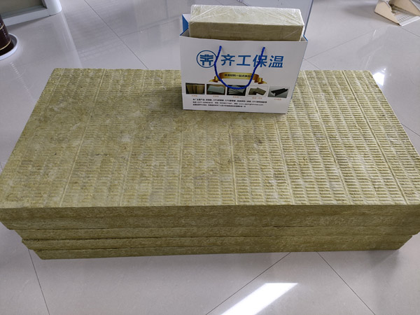 在制作巖棉板的時(shí)候,需要使用原料來加工生產(chǎn)