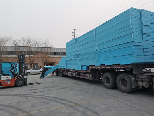 擠塑板裝車現場